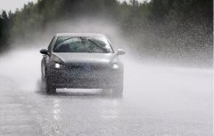 雨天临时停车开什么灯（在雨天临时停车时开启